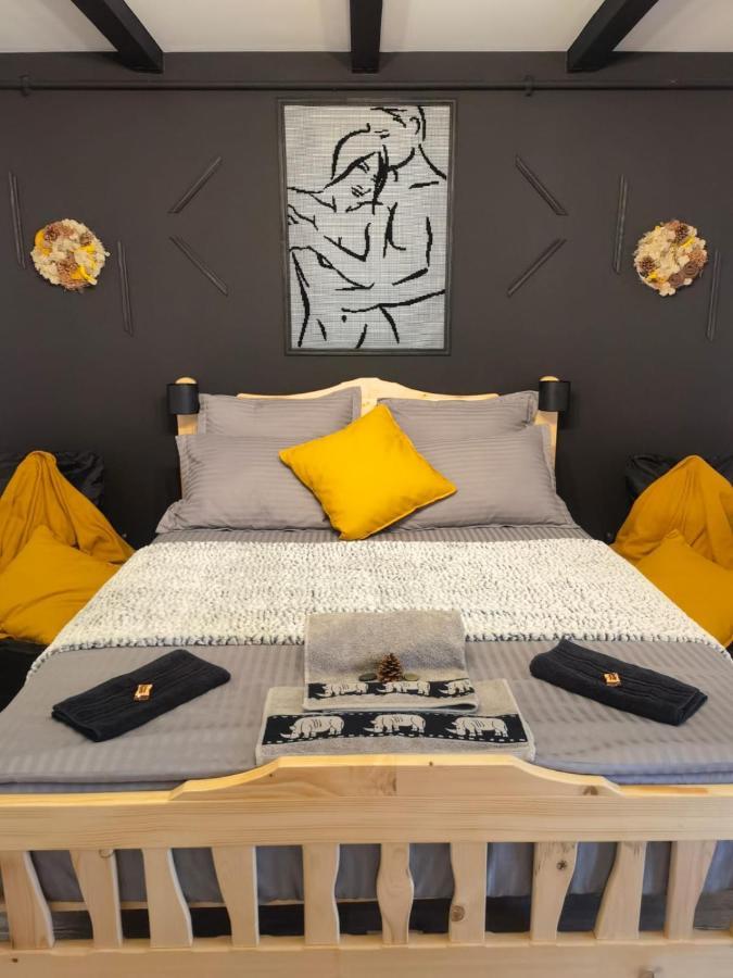 Night Lotus Apartment Hunedoara Exterior foto